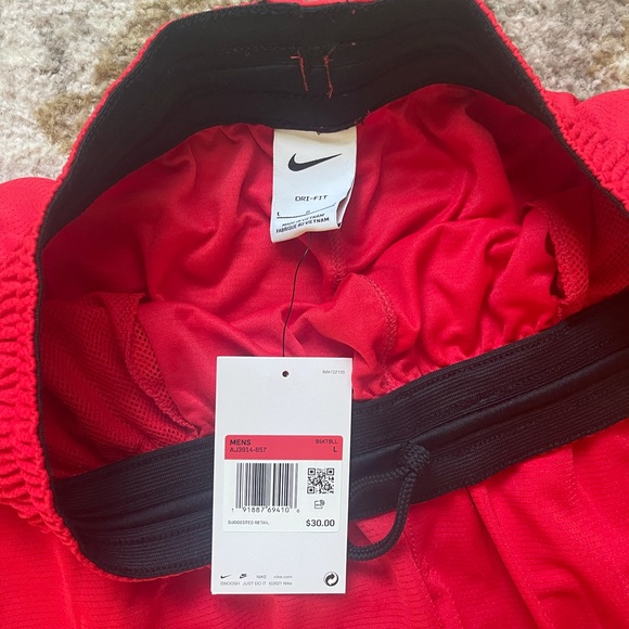 Nike Men’s large red shorts - NWT - Picture 3 of 3